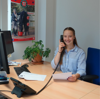 eine der auszubildenden von salvana bei telefonieren im buero der pferdeabteilung, ausbildung bei salvana