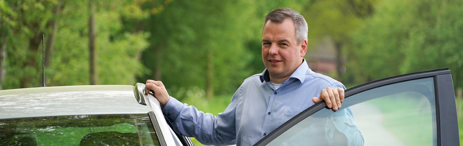 mitarbeiter im aussendienst steigt gerade in sein auto ein, beratung und vertrieb der futtermittel von salvana